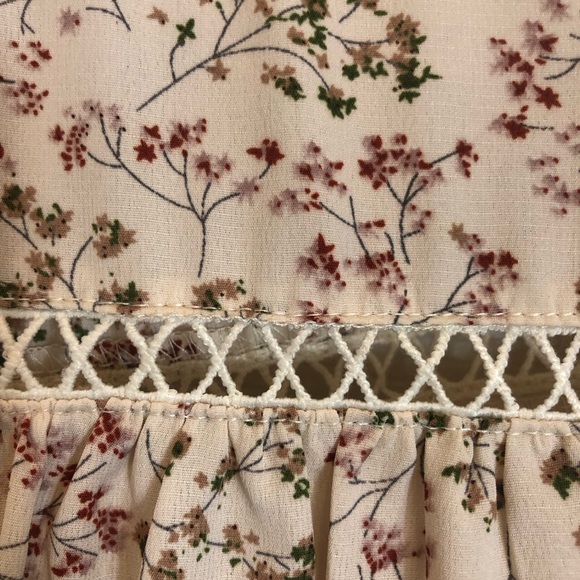 Umgee Floral Print Blouse with Beautiful Lace and Back Detail Size Small - Picture 5 of 7